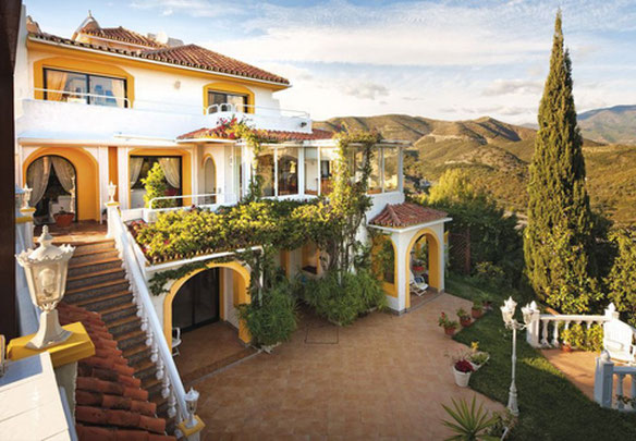 Villa 5 bedrooms 466 m² in Nueva Andalucia, Spain