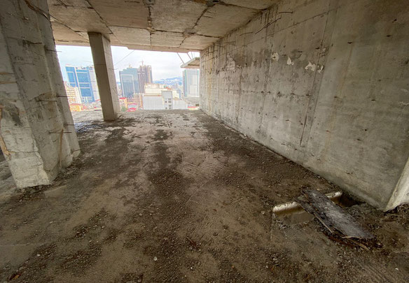 Czarna ramka obok morza