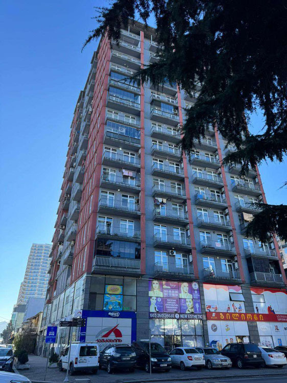 נמכרת דירה בבאטומי — חיפוש נדל"ן מפרטי ומקבלן GEOLN.COM. תמונה 1