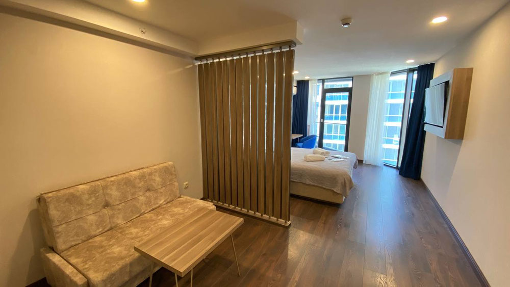 Sprzedaje się przestronna kawalerka w kompleksie La Quinta Batumi — Wyszukiwarka nieruchomości od deweloperów i właścicieli GEOLN.COM. Zdjęcie 1