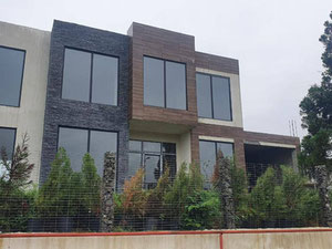 位于 Akhalsopeli 的房子，享有山脉的美丽景色。白色框架 — 来自开发商和业主的房地产搜索引擎 GEOLN.COM. 照片 3