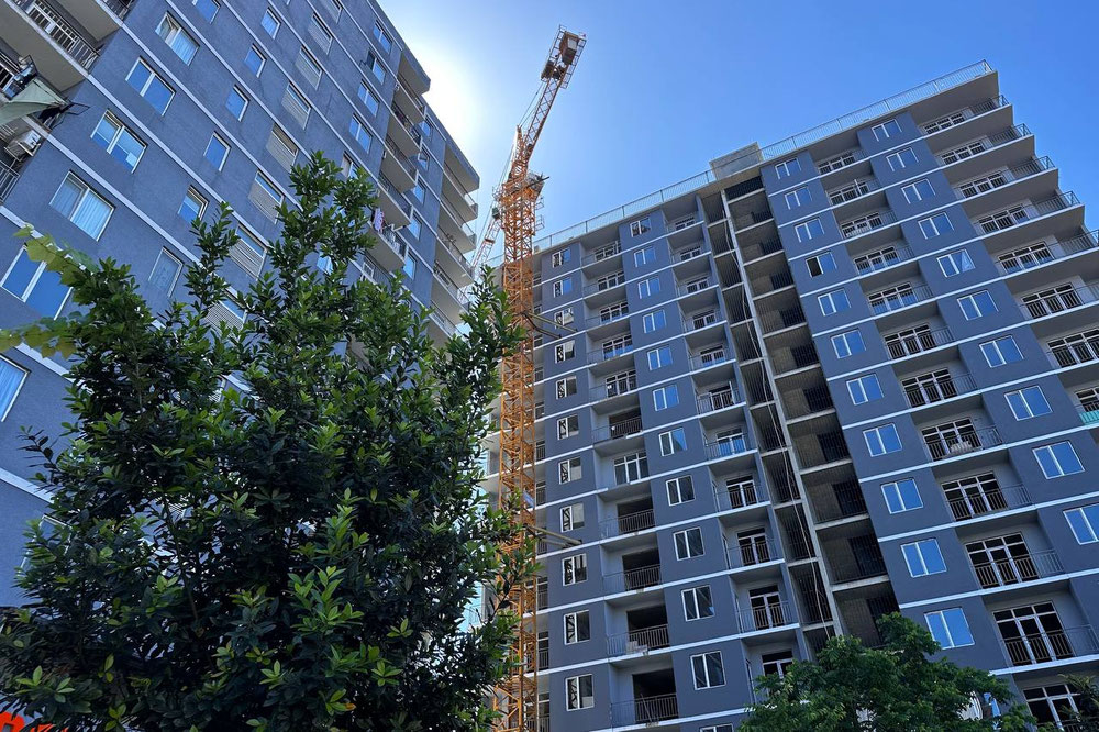 三居室公寓，布局合理，享有壮观的山景 — 来自开发商和业主的房地产搜索引擎 GEOLN.COM. 照片 1