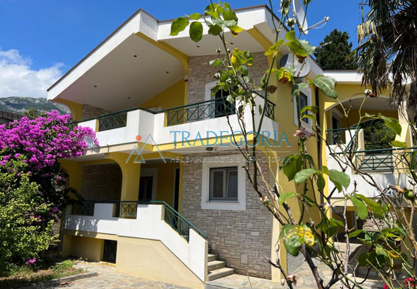 Zweistöckiges Haus in Sutomore