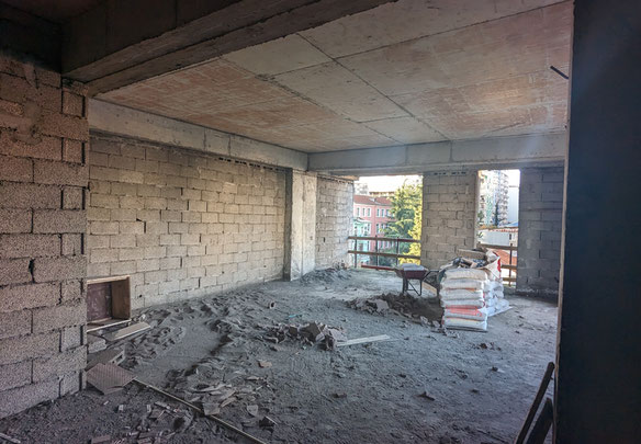 Czarny szkielet w Centrum Batumi