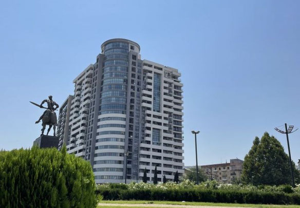 Продається 5-кімнатна квартира.