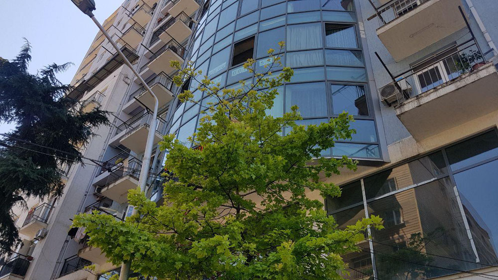 业主在新建筑中的黑框 — 来自开发商和业主的房地产搜索引擎 GEOLN.COM. 照片 1