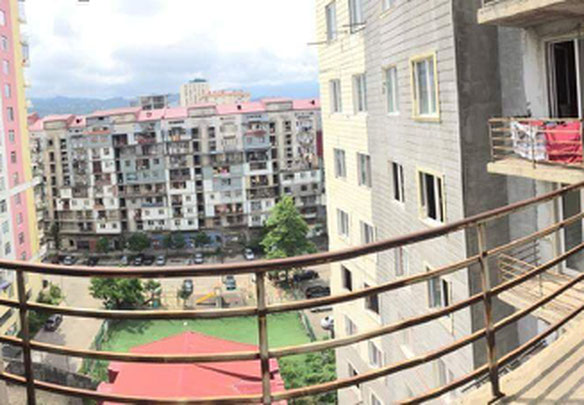 Czarna ramka w nowym budynku