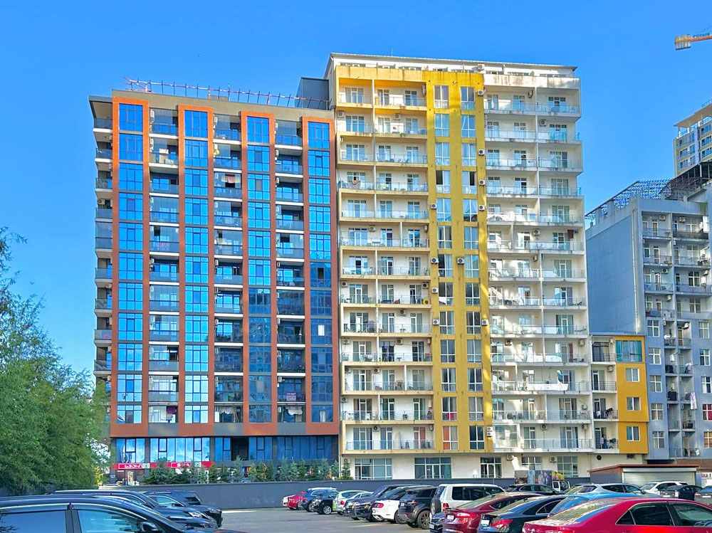 现代两居室公寓，设计合理，享有壮观的山景。 — 来自开发商和业主的房地产搜索引擎 GEOLN.COM. 照片 1