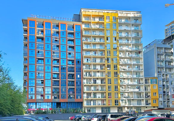 მოდერნული ორ ოთახიანი ბინა კარგად გაწვდილი დაგეგმარებით და გასაოცარი ხედებით მთებზე.