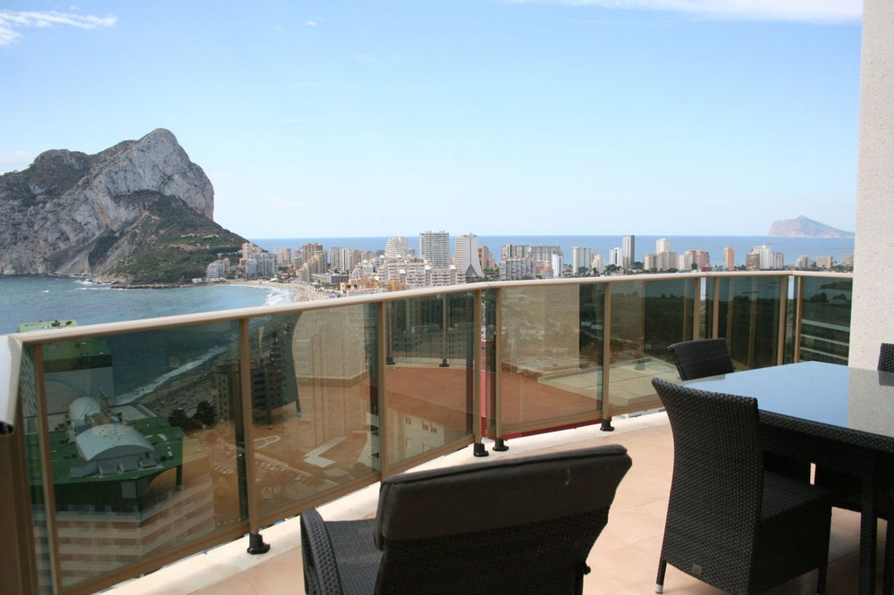 პენტჰაუსი ზღვის პირას ესპანეთში, ვალენსიაში, კალპეში — უძრავი ქონების ყიდვა და მფლო ბელებისგან GEOLN.COM. ფოტო 1