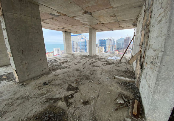 შავი კარკასი ზღვის გვერდით