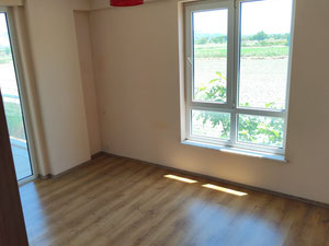 A 400 m de la carretera Pamukkale – Villa independiente de 3 plantas 6+1 – ¡Adecuada para familias numerosas y como inversión! — Encuentre propiedades fuera del plan o reventa de bienes inmuebles directamente de desarrolladores y propietarios GEOLN.COM. Foto 2