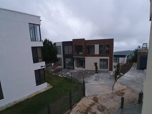 位于 Akhalsopeli 的房子，享有山脉的美丽景色。白色框架 — 来自开发商和业主的房地产搜索引擎 GEOLN.COM. 照片 5