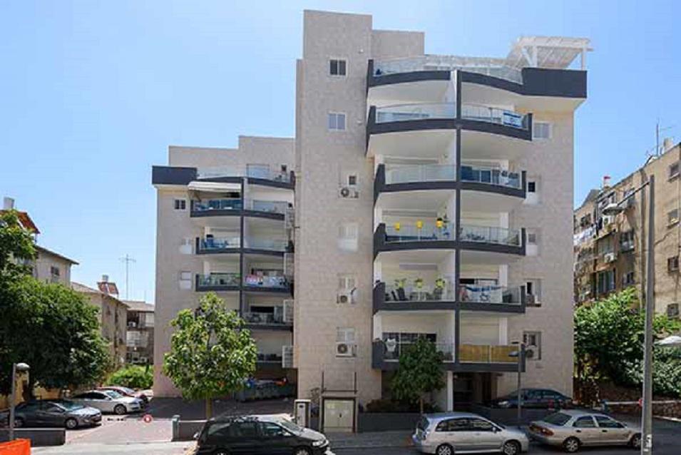 Real estate in Hirschfeld 3 — look at the real estate search engine GEOLN.COM. Photo 1