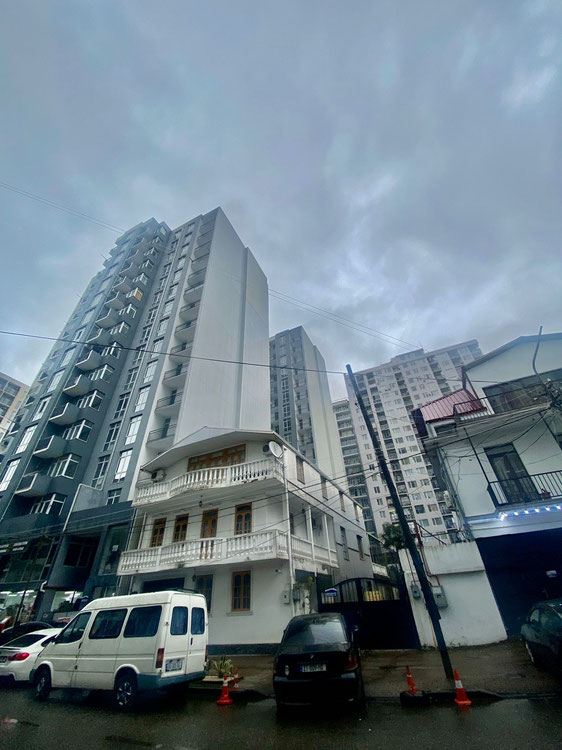 იყიდება 2 ოთახიანი ბინა — უძრავი ქონების ყიდვა და მფლო ბელებისგან GEOLN.COM. ფოტო 1