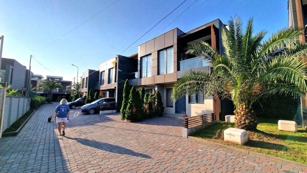 Venta de townhouse en Batumi polo villas — Encuentre propiedades fuera del plan o reventa de bienes inmuebles directamente de desarrolladores y propietarios GEOLN.COM. Foto 1