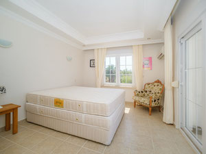 为了方便放松，别墅设有两个大露台和阳台 — 来自开发商和业主的房地产搜索引擎 GEOLN.COM. 照片 10