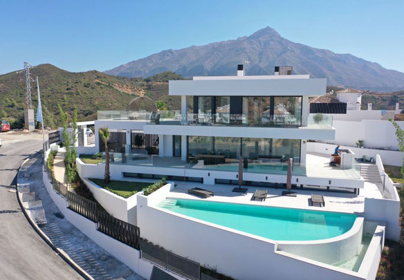 Villa 4 bedrooms 439 m² in Nueva Andalucia, Spain