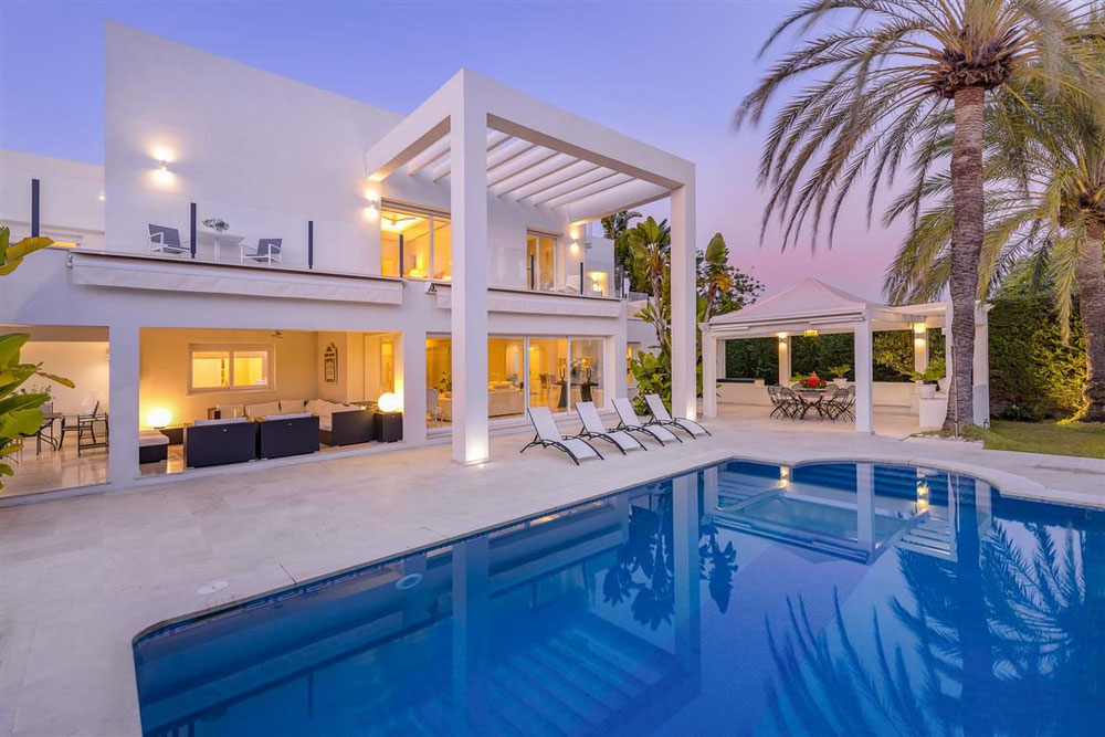 Villa 5 bedrooms 477 m² in Guadalmina Baja, Spain — Find off-plan property or real estate resale directly from developers and owners GEOLN.COM. Photo 1