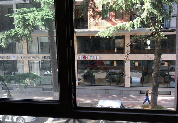 Продається 2 поверх - 3 функціонуючі офіси та 1 квартира