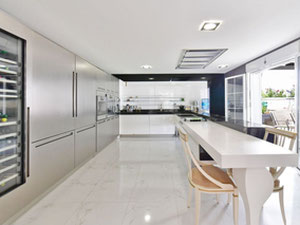 Villa en la montaña, en el campo, en las afueras, junto al mar en España, Andalucía, Marbella — Encuentre propiedades fuera del plan o reventa de bienes inmuebles directamente de desarrolladores y propietarios GEOLN.COM. Foto 9