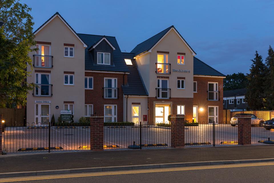 Real estate in Heathlands Buckinghamshire — look at the real estate search engine GEOLN.COM. Photo 1