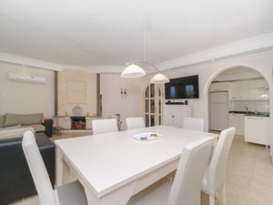 为了方便放松，别墅设有两个大露台和阳台 — 来自开发商和业主的房地产搜索引擎 GEOLN.COM. 照片 3