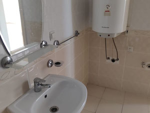 A 400 m de la carretera Pamukkale – Villa independiente de 3 plantas 6+1 – ¡Adecuada para familias numerosas y como inversión! — Encuentre propiedades fuera del plan o reventa de bienes inmuebles directamente de desarrolladores y propietarios GEOLN.COM. Foto 7