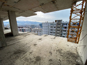 Schwarzer Rahmen neben dem Meer — Immobilien-Suchservice von Bauträgern und Eigentümern GEOLN.COM. Foto 3