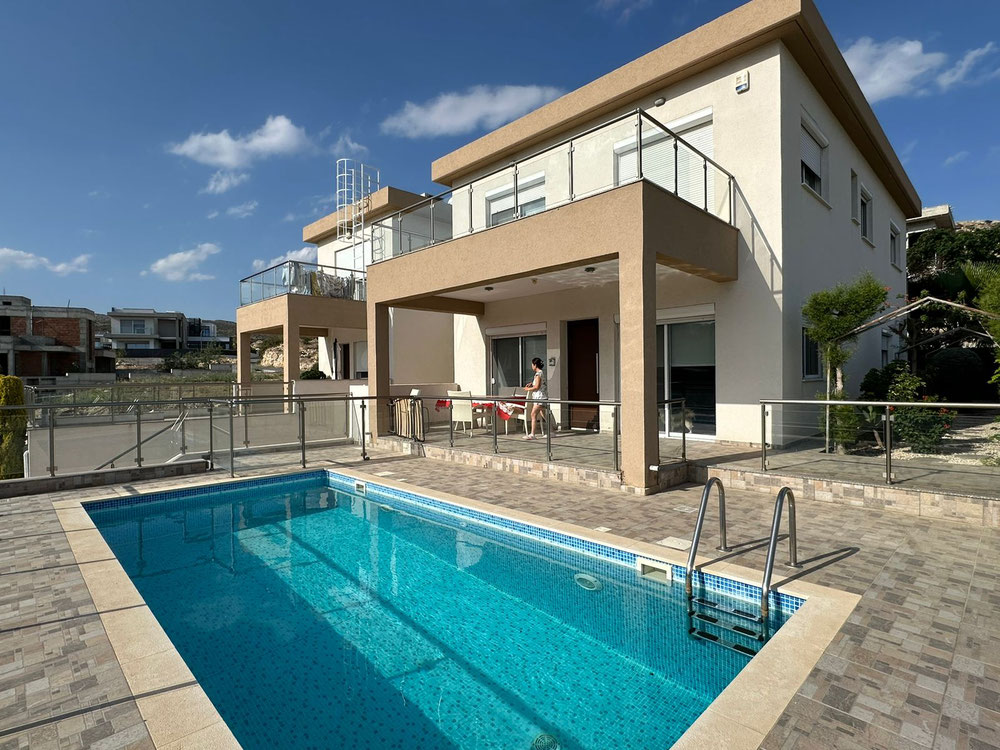 Вілла з видом на море та басейном на продаж — Пошуковик нерухомості від забудовників і власників GEOLN.COM. Фото 1