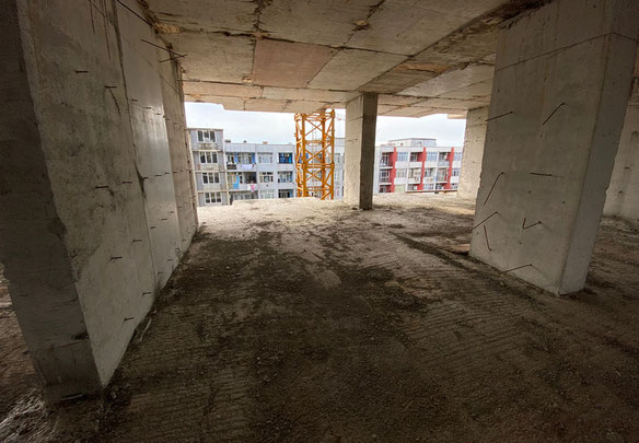 Czarna ramka obok morza