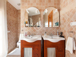 山中的别墅，在西班牙，加泰罗尼亚，锡切斯的海边 — 来自开发商和业主的房地产搜索引擎 GEOLN.COM. 照片 11