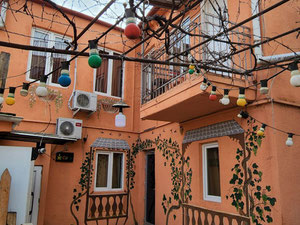 Negocio activo en el corazón de Tbilisi: casa de huéspedes y restaurante — Encuentre propiedades fuera del plan o reventa de bienes inmuebles directamente de desarrolladores y propietarios GEOLN.COM. Foto 15