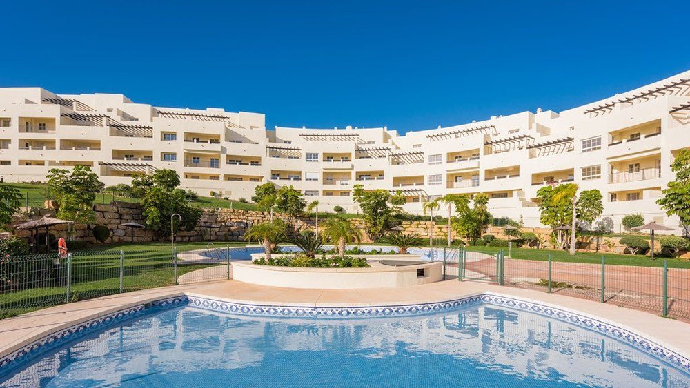 公寓在山上，在郊区，在西班牙，安达卢西亚，贝纳尔马德纳的海边 — 来自开发商和业主的房地产搜索引擎 GEOLN.COM. 照片 1