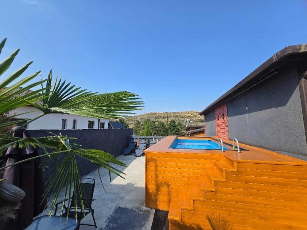 Продається новий котедж з басейном у Сабуртало, озеро Лісі — Пошуковик нерухомості від забудовників і власників GEOLN.COM. Фото 1