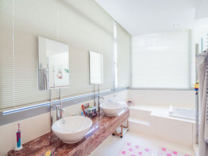 تاون هاوس غرفتين نوم 350 متر مربع في سييرا بلانكا ، إسبانيا — ابحث عن عقار قيد الإنشاء أو عقار معاد بيعه مباشرة من المطورين والملاك GEOLN.COM. صورة فوتوغرافية 2