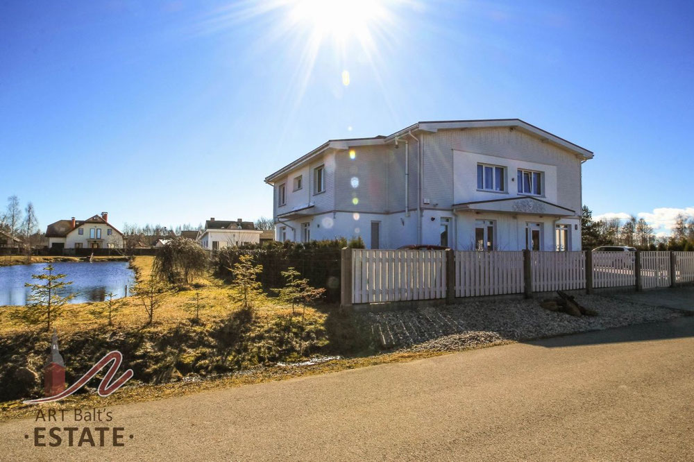 Будинок біля озера, у передмісті, у лісі в Латвії, Рига, Бебербеки — Пошуковик нерухомості від забудовників і власників GEOLN.COM. Фото 1