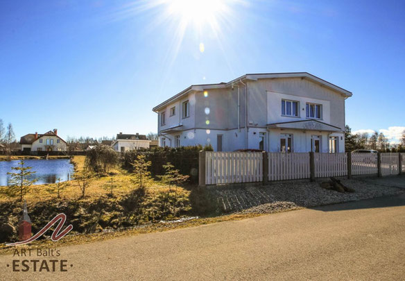 Будинок біля озера, у передмісті, у лісі в Латвії, Рига, Бебербеки