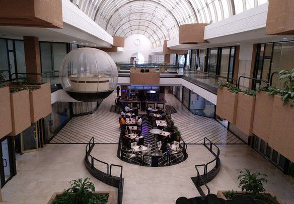 Комерційне приміщення в Пуерто Банусі, Іспанія.