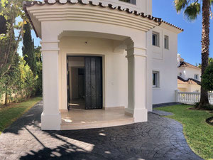 فيلا 4 غرف نوم 433 متر مربع في Guadalmina Alta ، إسبانيا — ابحث عن عقار قيد الإنشاء أو عقار معاد بيعه مباشرة من المطورين والملاك GEOLN.COM. صورة فوتوغرافية 8