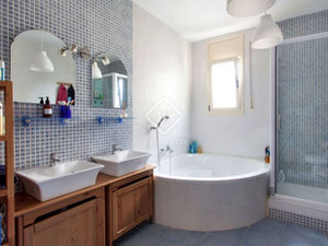 山中的别墅，在西班牙，加泰罗尼亚，锡切斯的海边 — 来自开发商和业主的房地产搜索引擎 GEOLN.COM. 照片 8