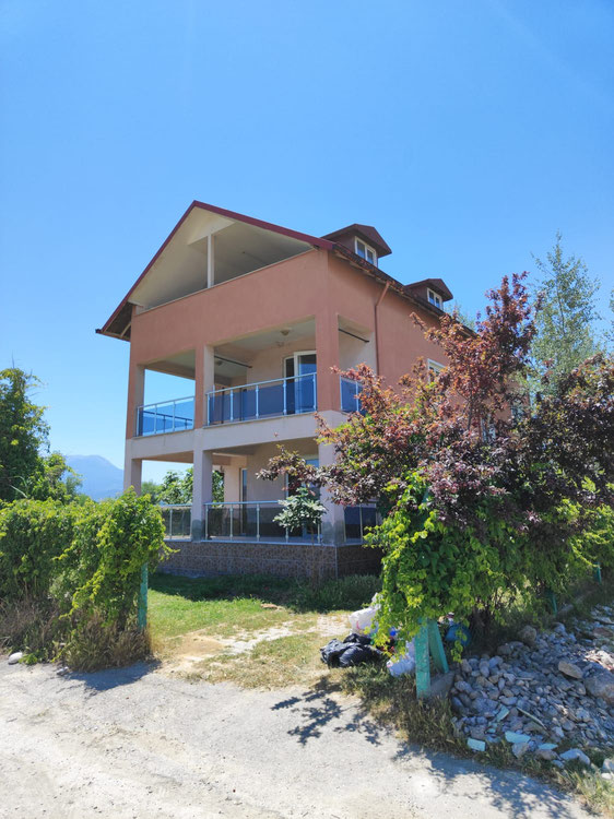 A 400 m de la carretera Pamukkale – Villa independiente de 3 plantas 6+1 – ¡Adecuada para familias numerosas y como inversión! — Encuentre propiedades fuera del plan o reventa de bienes inmuebles directamente de desarrolladores y propietarios GEOLN.COM. Foto 1