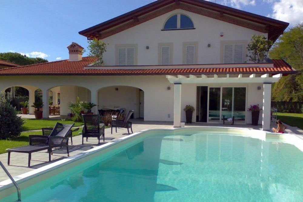 意大利海滨别墅，Forte dei Marmi — 来自开发商和业主的房地产搜索引擎 GEOLN.COM. 照片 1