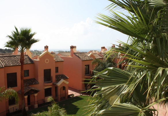 شقق في الجبال ، في الضواحي ، في الغابة في إسبانيا ، الأندلس ، استيبونا