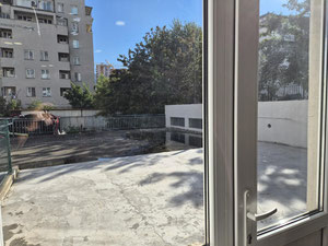新装修、设施齐全的一居室公寓，配备了新家具和家电。位于一楼。总面积为42平方米。 — 来自开发商和业主的房地产搜索引擎 GEOLN.COM. 照片 17