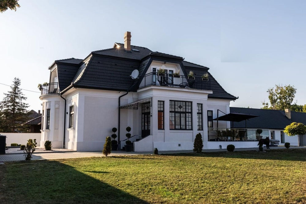 Hungary. Budapest. Villa with a large plot and swimming pool. — Find off-plan property or real estate resale directly from developers and owners GEOLN.COM. Photo 1