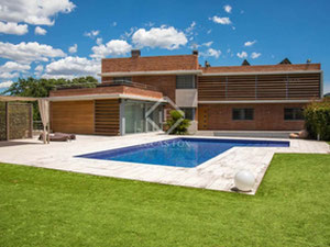 西班牙、加泰罗尼亚、巴塞罗那的山间别墅 — 来自开发商和业主的房地产搜索引擎 GEOLN.COM. 照片 2