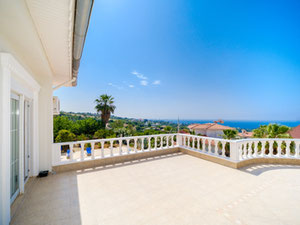 为了方便放松，别墅设有两个大露台和阳台 — 来自开发商和业主的房地产搜索引擎 GEOLN.COM. 照片 14