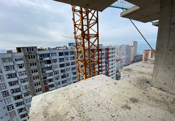 Czarna ramka obok morza