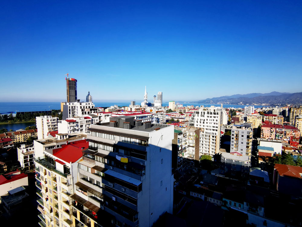 公寓位于巴统市中心，享有大海和山脉全景 — 来自开发商和业主的房地产搜索引擎 GEOLN.COM. 照片 1